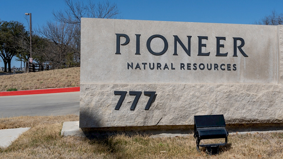 Offenbar plant Exxon-Mobil die Übernahme von Pioneer für rund 60 Milliarden Dollar. (Bild JHVEPhoto/Shutterstock)