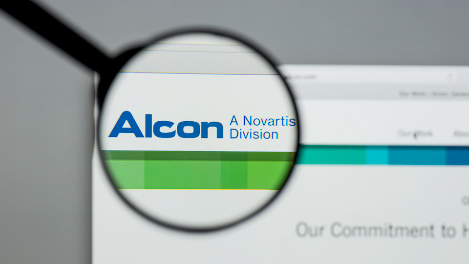 Alcon, dessen Aktien im Schweizer Blue-Chip-Index SMI vertreten sind, hat laut SIX gegen die Vorschriften der Ad hoc-Publizität verstossen. (Shutterstock.com/Casimiro PT)