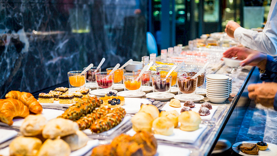 Das Buffet steht den Gästen auch noch nach dem Check-out zur Verfügung. (Bild Ksenija Toyechkina/Shutterstock)