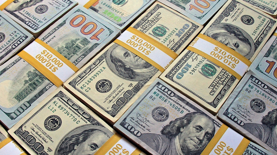 «Sollte sich der Aufwärtstrend bei den Rohölpreisen fortsetzen, dürfte der US-Dollar noch weiter gestärkt werden – unabhängig von der Inflationsentwicklung in den USA», schreibt FlowBanks Research-Team. (Bild CashGuy/Shutterstock)