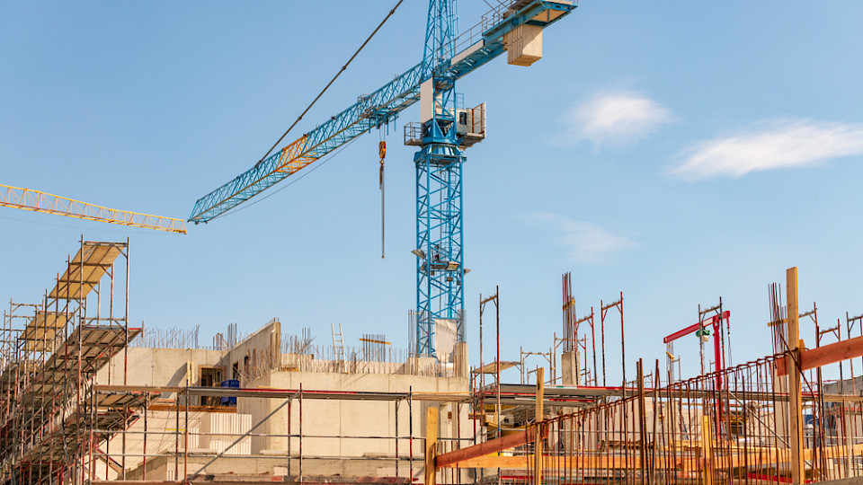 Viele Projekte sind wegen der höheren Zinsen und gestiegenen Baukosten nicht mehr wirtschaftlich umsetzbar. (Bild Ronald Rampsch/Shutterstock)