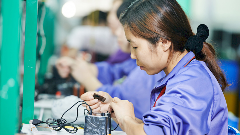 Die Industrieproduktion allein stieg in China um 4,5 Prozent. Auch dies lag leicht über den Prognosen. (Bild Dmitry Kalinovsky/Shutterstock)