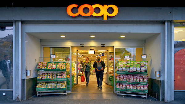 Bei Coop gehen bald auch Finanzprodukte über den Ladentisch
