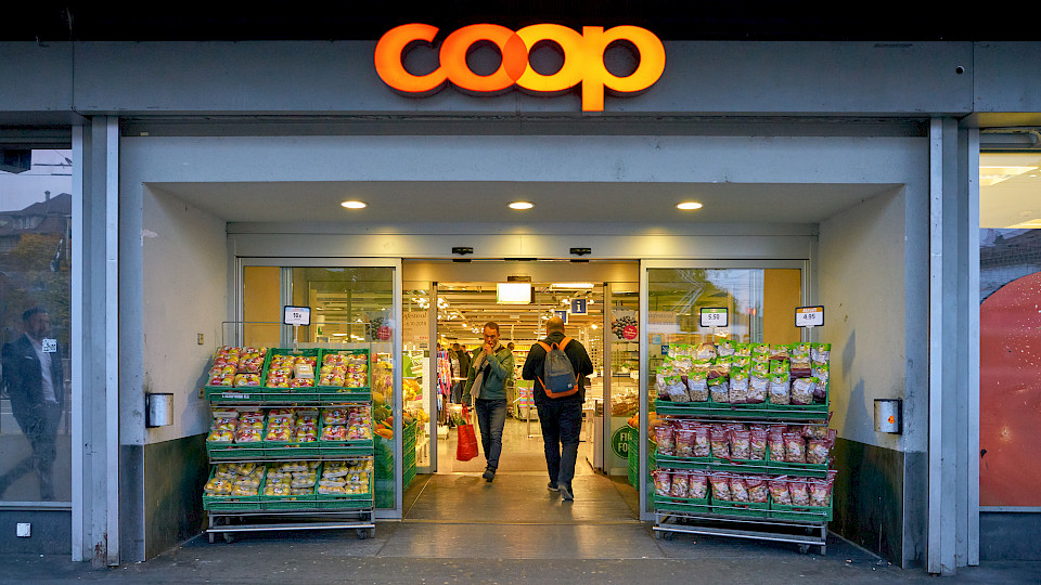 Beim Einkauf im Supermarkt auch gleich noch Finanzprodukte besorgen. Das soll bei Coop zukünftig möglich sein. (Bild: Sorbis)