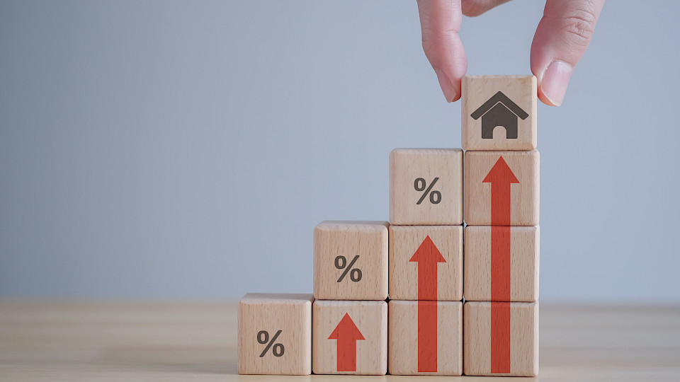 In gut einem Jahr ist der Zins für Saron-Hypotheken um über 1,5 Prozentpunkte gestiegen.  (Bild: Shutterstock.com)