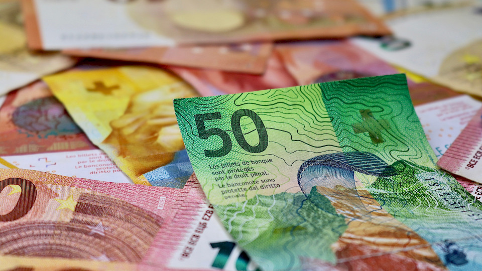 Knapp drei Viertel der Bevölkerung sind gegen die Abschaffung von Bargeld. (Bild: Shutterstock.com/bobst)