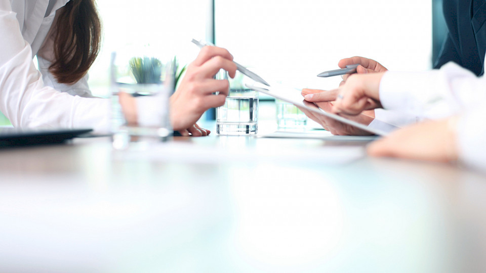 Die grössten Lohnanpassungen gab es für Beschäftigte von Finanz- und Versicherungsdienstleistungen. (Bild tsyhun/Shutterstock)