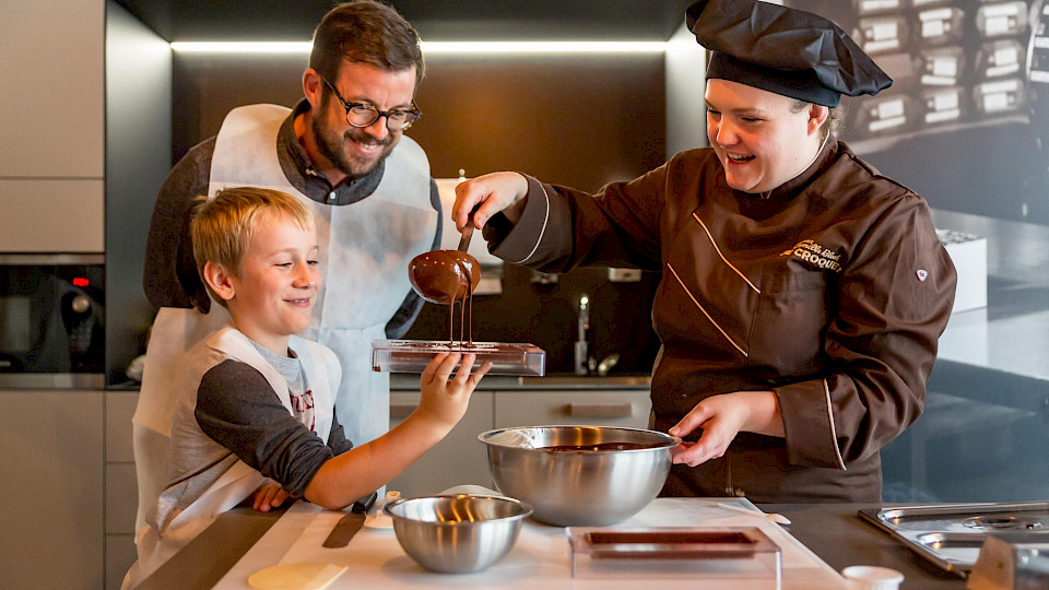 Bei Chocolats Camille Bloch im Berner Jura, werden den Besuchern zuckersüsse und spannende Erlebnisse geboten. (Bild pd)