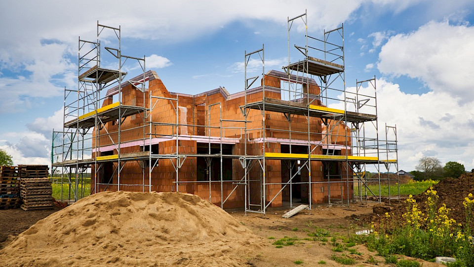 «Mehr und mehr Projekte scheitern am gestiegenen Zinsniveau und den teuren Baupreisen», sagte der Leiter der Ifo-Umfragen, Klaus Wohlrabe. (Bild SLindenau/Shutterstock)