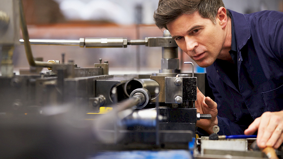 Im Verarbeitenden Gewerbe ist in den kommenden Monaten mit einem Rückgang der Beschäftigung zu rechnen. (Bild Monkey Business Images/Shutterstock