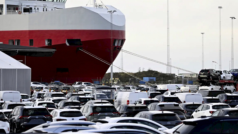 Mit eigenen Autos verhindern Hafenarbeiter das Verladen von Teslas. (Bild Nico/Shutterstock)