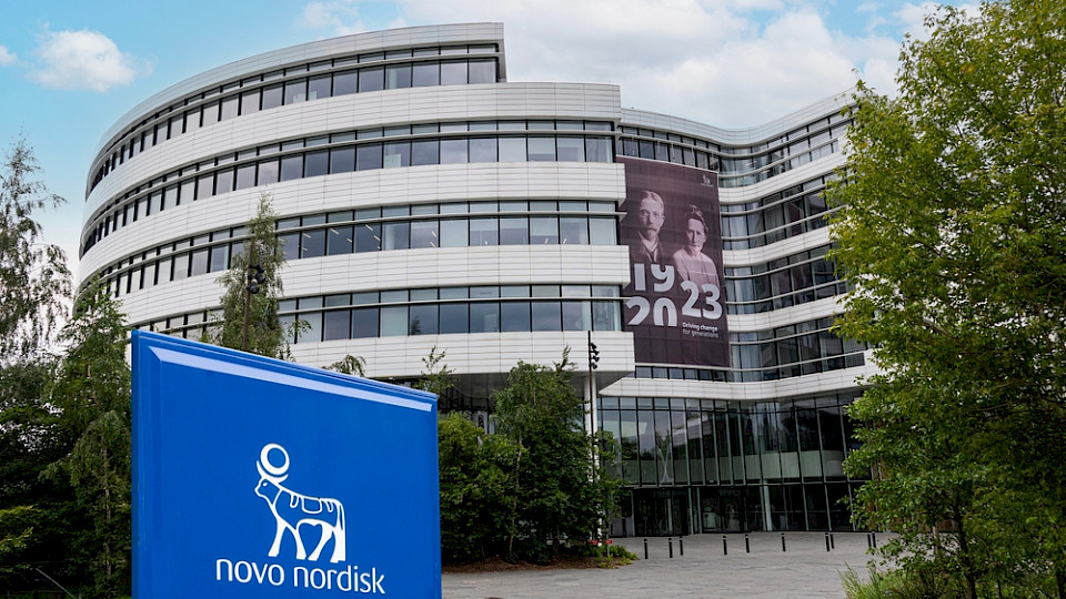 Zum 100-jährigen Jubiläum verkündet Novo Nordisk die nächste Milliarden-Investition. (Bild oleschwander/Shutterstock)