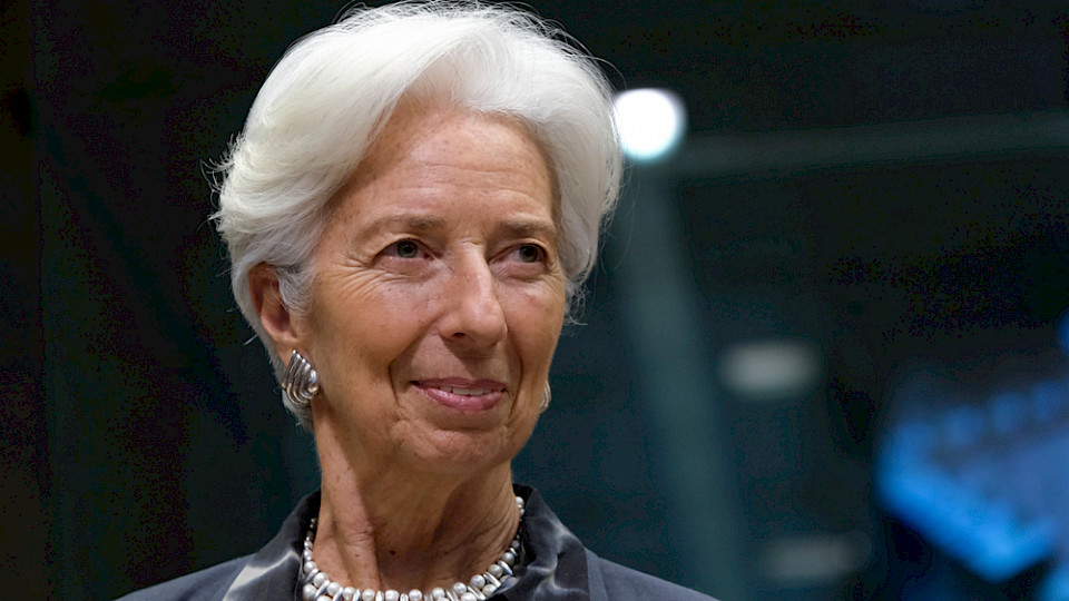 Präsidentin Christine Lagarde sieht die EZB auf Kurs in Richtung Inflationsziel von zwei Prozent. (Bild Alexandros Michailidis/Shutterstock)