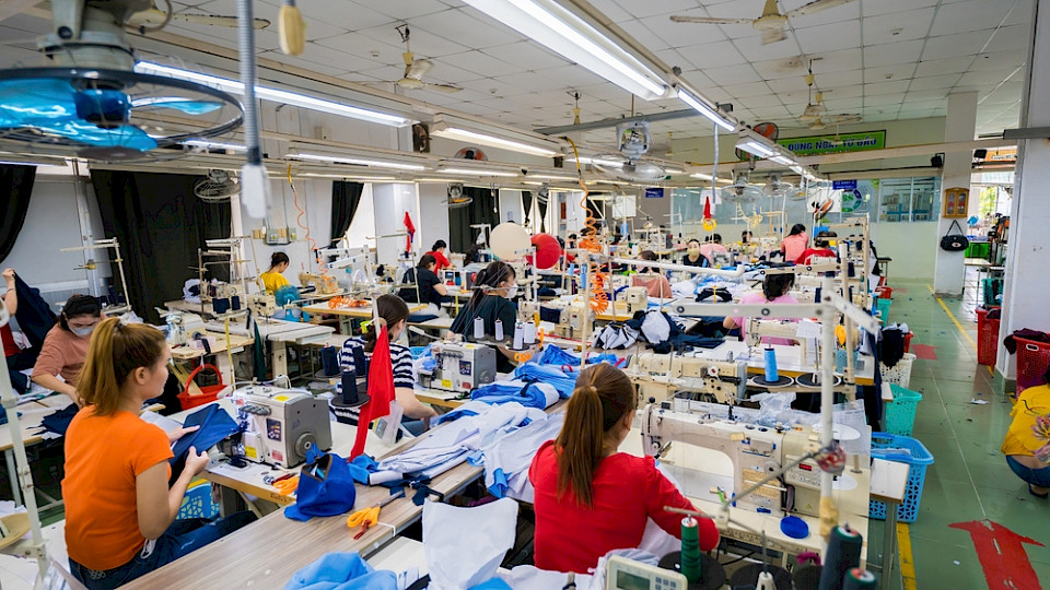 Die Löhne in der Kleiderproduktion liegen im Schnitt um 45 Prozent unter den ortsüblichen existenzsichernden Löhnen. (Bild Dong Nhat Huy/Shutterstock)
