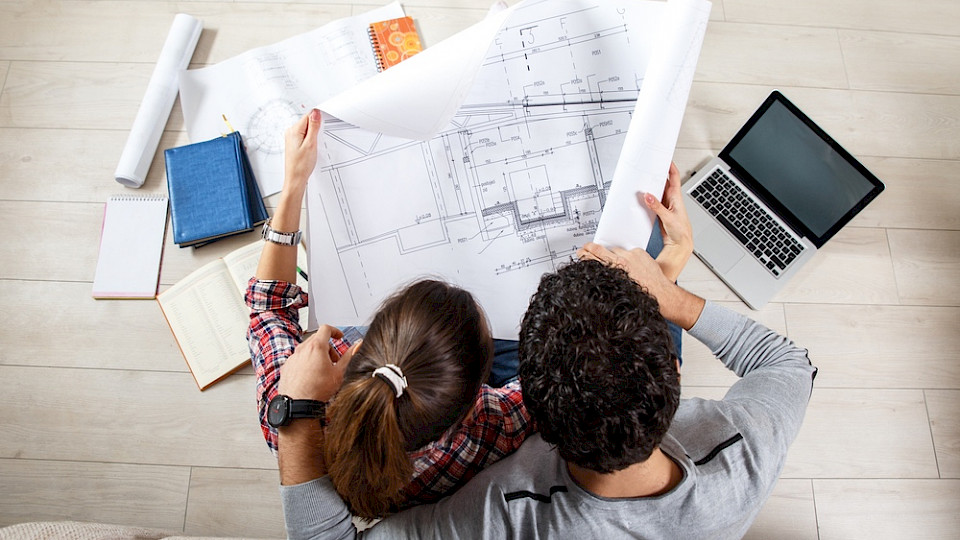 Wenige Deutsche wollen sich um die Baupläne kümmern. Die Zahl der bewilligten Wohnungen sinkt auch im September deutlich. (Bild BalanceFormCreative/Shutterstock)
