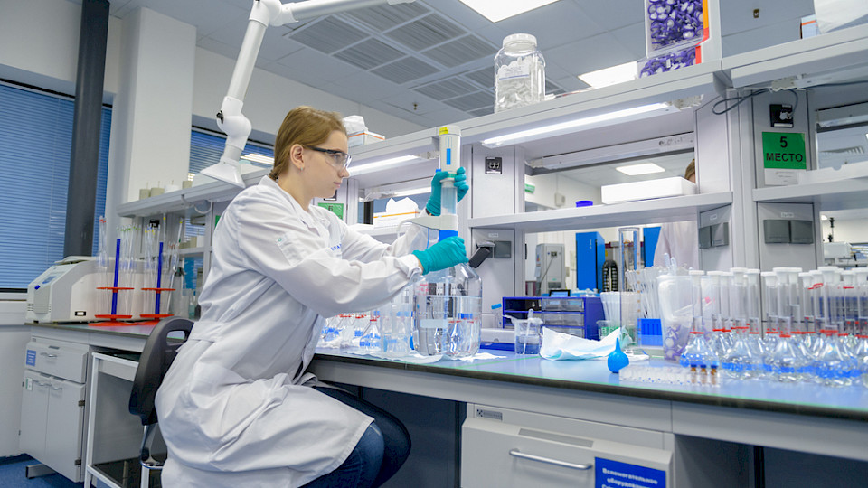 Trotz deutlich weniger Projekten sind die Ausgaben für Forschung und Entwicklung bei Novartis auf 6,4 Milliarden Franken gestiegen. (Bild Anton Veselov/Shutterstock)