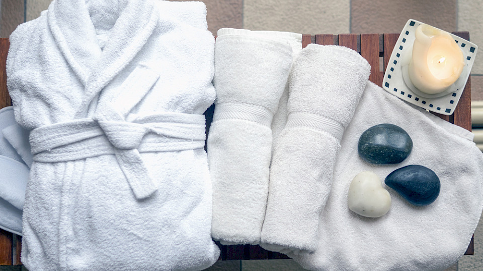 Besonders oft verschwinden Handtücher und  Bademäntel aus den Hotelzimmern. (Bild Balifilm/Shutterstock)