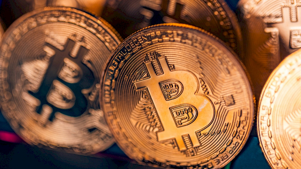 Die grösste und bekannteste Kryptowährung legt stark zu. (Bild icemanphotos/Shutterstock)