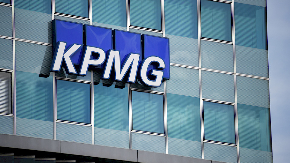 KPMG legte 2023 in allen Geschäftsbereichen zu. (Bild nitpicker/Shutterstock)