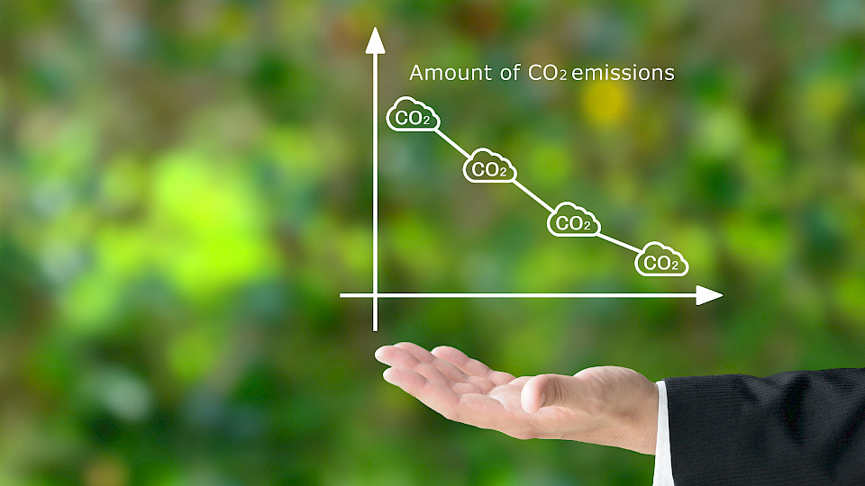 Betriebliche Restemissionen sollen der Atmosphäre entzogen und u.a. in Altbeton eingelagert werden. (Bild: Shutterstock.com/takasu)