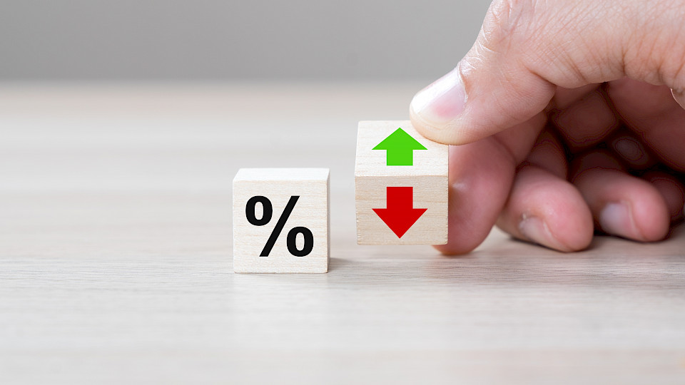 Die Zinsen heraufsetzen ist das eine, sie zur richtigen Zeit wieder zu senken das andere, (noch) schwierigere. (Bild: Shutterstock.com/Kenishirotie)
