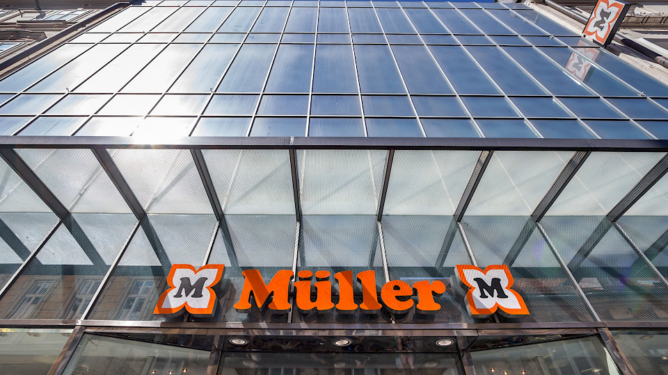 Über ihre Schweizer Tochter hat die Drogeriemarktkette 1,3 Mio. Lalique-Aktien gekauft. (Bild: Shutterstock.com/BalkansCat)