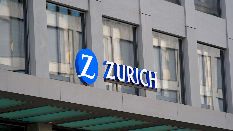 Auf George Quinn, seit zehn Jahren Zurich-CFO, folgt Claudia Cordioli von Swiss Re. (Bild: Shutterstock.com/Michael Derrer Fuchs)
