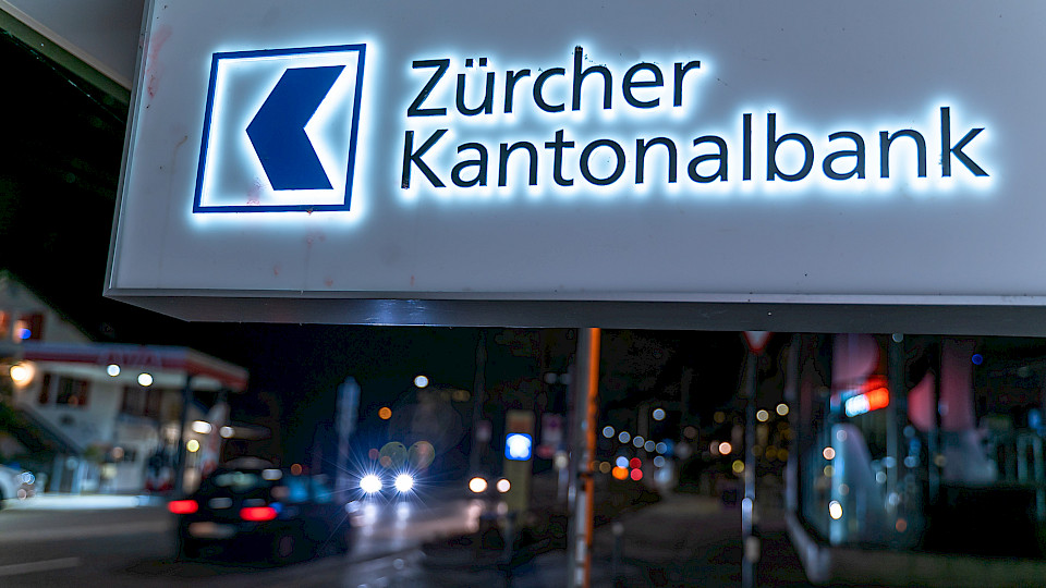 Keine Kampfansge gegen andere Kantonalbanken, sagt die ZKB. Wohl aber gegen die kostengünstigen Digitalbanken. (Bild: Shutterstock.com/Taljat David)