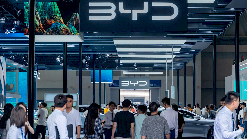 Erstmals mehr Elektroautos verkauft als Tesla: BYD startet mit Kleinstwagen ab 9000 Euro. (Bild helloabc/shutterstock)