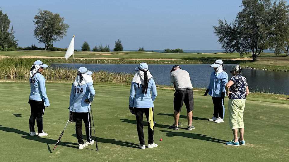 Die Caddies in Hua Hin helfen nicht nur auf den Grüns. (Bild Stefan Waldvogel)