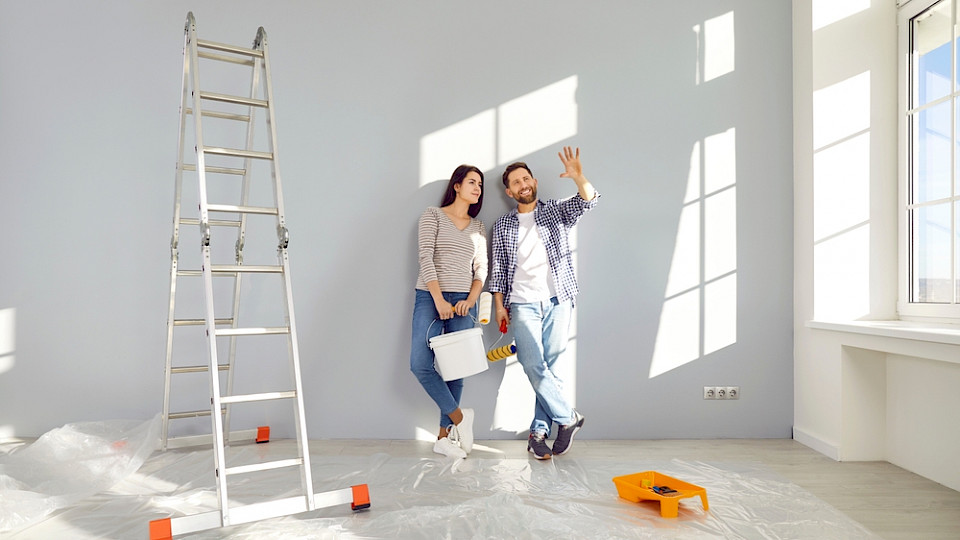 Die Angebotsmieten stiegen im Schnitt 4,4 Prozent, Eigentumswohnungen kosteten fast 3 Prozent mehr. (Bild Studio Romantic/Shutterstock)