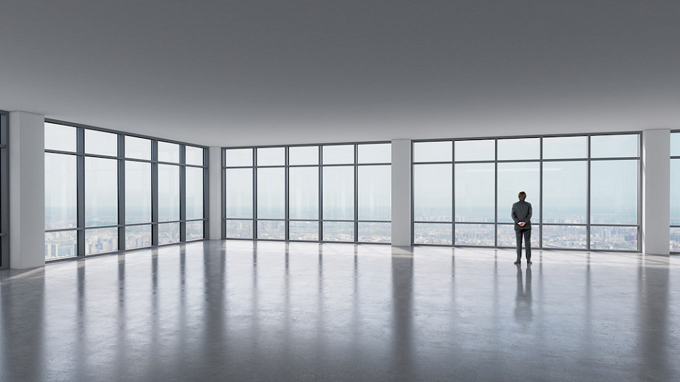 Zuviel Fläche steht leer, insgesamt sank bei Büro-Immobilien in Deutschland das Transaktionsvolumen um 76 Prozent. (Bild ImageFlow/Shutterstock)