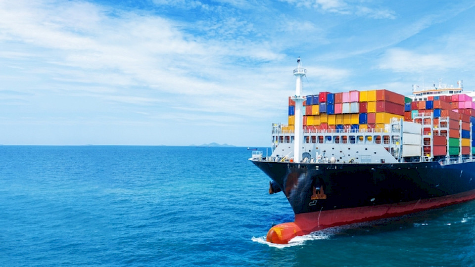 Die grossen Frachtschiffe müssen den Umweg über Südafrika in Kauf nehmen. (Bild GreenOak/Shutterstock)