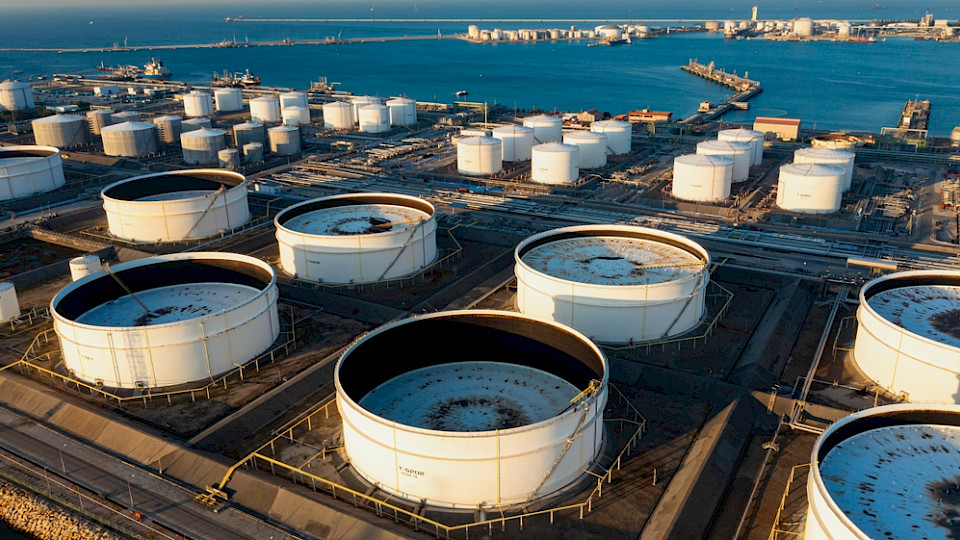 Brent-Öl kostete wieder über 80 Dollar. (Bild AUUSanAKUL/Shutterstock)