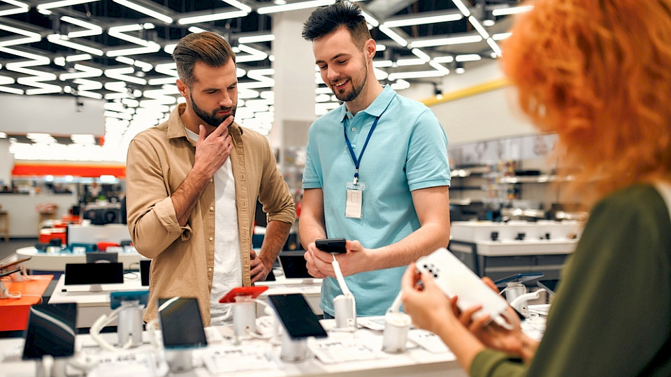 Die Konsumenten erwarten in Europa tiefere Inflationsraten. (Bild ORION PRODUCTION/Shutterstock)