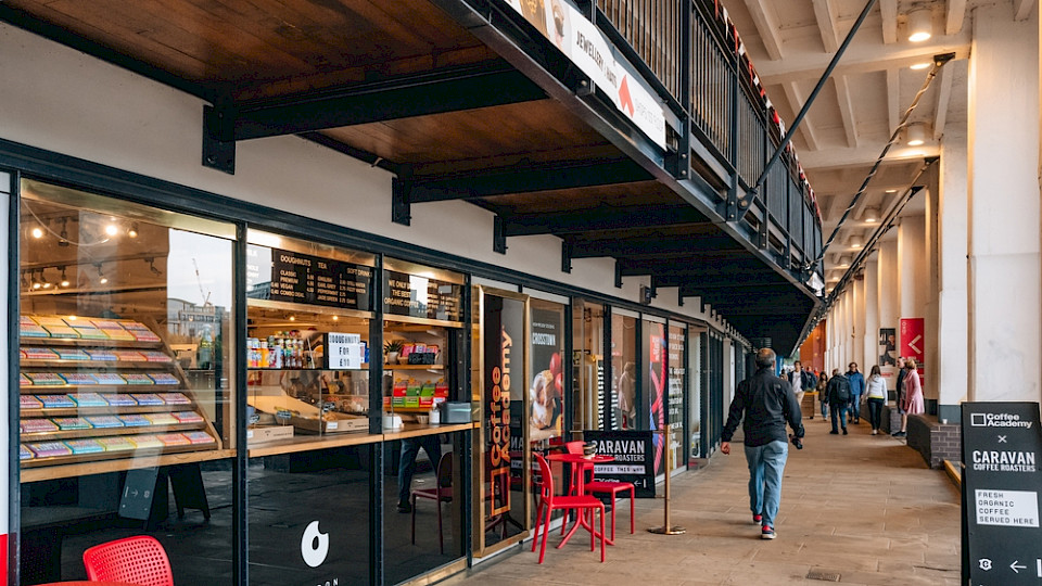 2023 sanken die Umsätze im Einzelhandel um 2,8 Prozent auf den niedrigsten Stand seit 2018. (Bild Alena Veasey/Shutterstock)