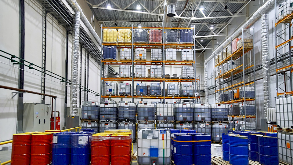 Unter anderem wurde Erdöl zu tieferen Preisen importiert. (Bild Tricky_Shark/Shutterstock)