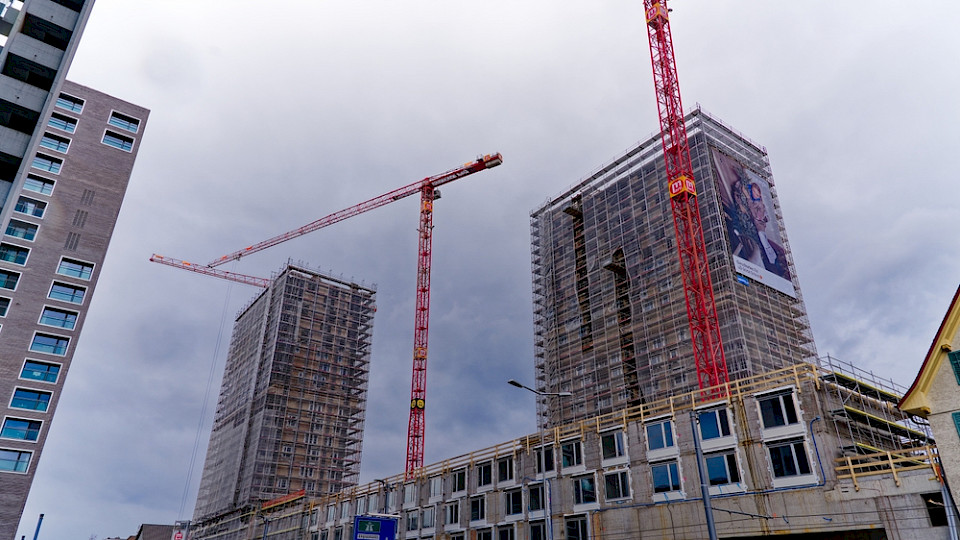 Trotz höheren Zinsen bleibt der Schweizer Markt laut Umfrage von EY ein attraktiven Standort für Immobilieninvestitionen. (Bild Michael Derrer Fuchs/Shutterstock)