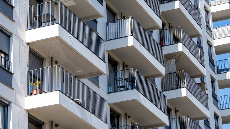 Bei Neubauwohnungen stiegen die Marktmieten gegenüber dem Vorjahr um 6,0 Prozent. (Bild elxeneize/Shutterstock)