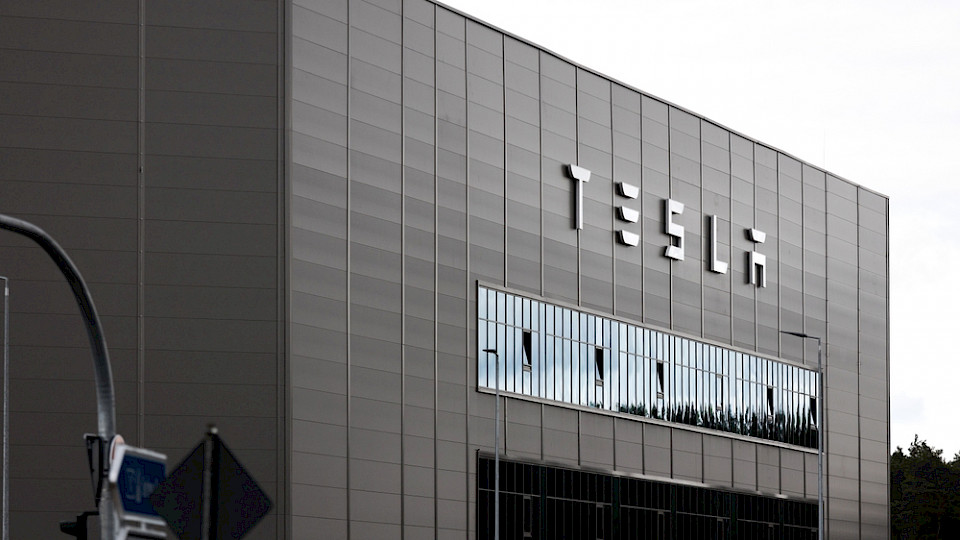 Tesla stellt in Grünheide seit März 2022 E-Autos her. Dort arbeiten rund 11 500 Beschäftigte. (Bild Tobias Arhelger/Shutterstock)