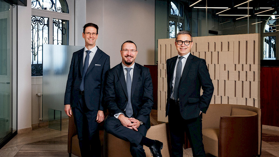 Nicolas Bader (rechts) und Olivier Christen (links) verstärken die Bank Bonhôte. In der Mitte Claude Suter, Leiter der Abteilung Externe Vermögensverwalter. (Bild pd)