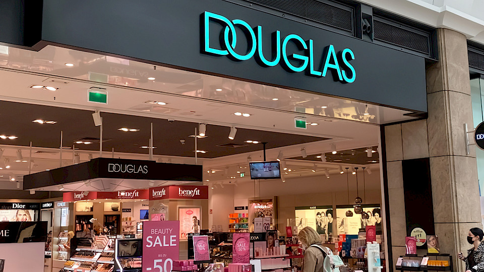 Douglas steigerte die Umsätze auf über 4 Milliarden Euro und will offenbar zurück an den Aktienmarkt. (Bild Ralf Liebhold/Shutterstock)