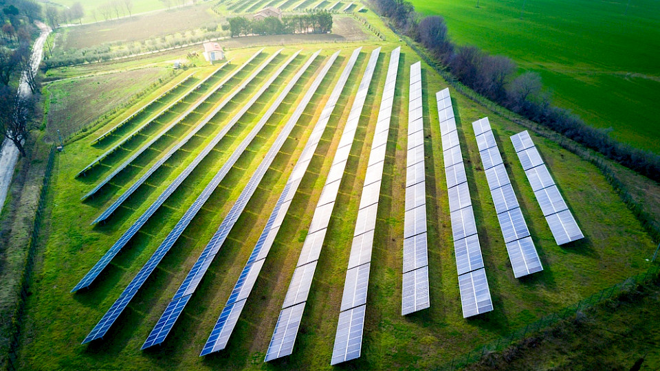 Der neue Fonds investiert in über 40 privaten Infrastrukturunternehmen wie Wind- und Solarparks, Wasserkraftanlagen, Recycling-Firmen etc.  (Bild Alessandro Pierpaoli/Shutterstock)