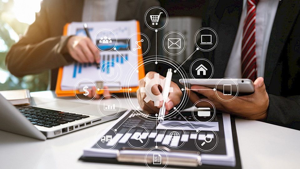 Um ihre Kunden auf ein neues Anlageumfeld vorzubereiten, nehmen die befragten Spezialisten taktische Umschichtungen innerhalb der Anlageklassen vor. (Bild Nuttapong punna/Shutterstock)