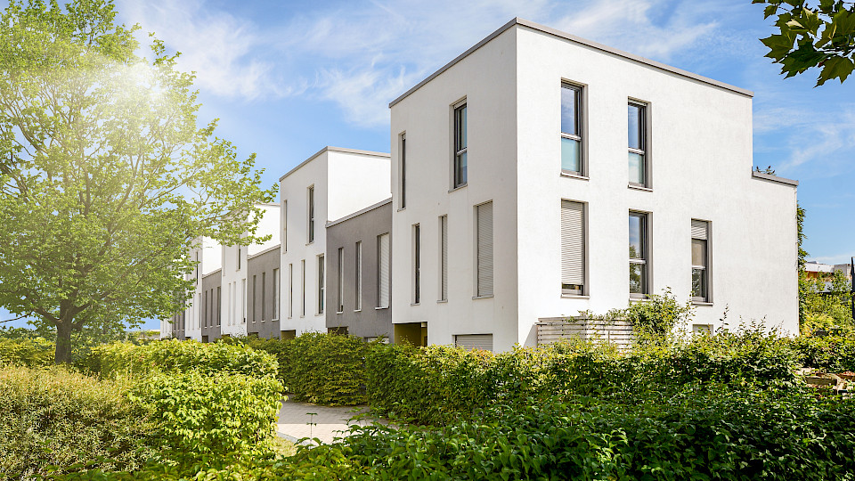 Die höheren Finanzierungskosten prallen an den  Eigenheimpreise bisher ab. (Bild: Shutterstock.com/Pixel to the People)