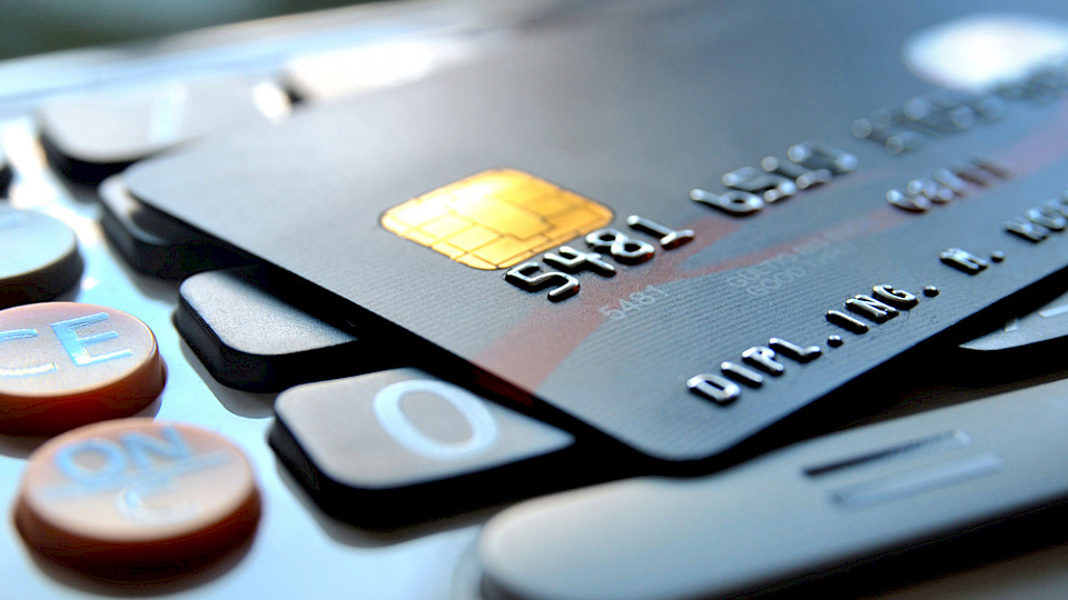 Von Hypotheken bis zu Kreditkarten. Laut Moneyland könnten die Schweizer Bankkunden viel Geld sparen. (Bild qvist/Shutterstock)