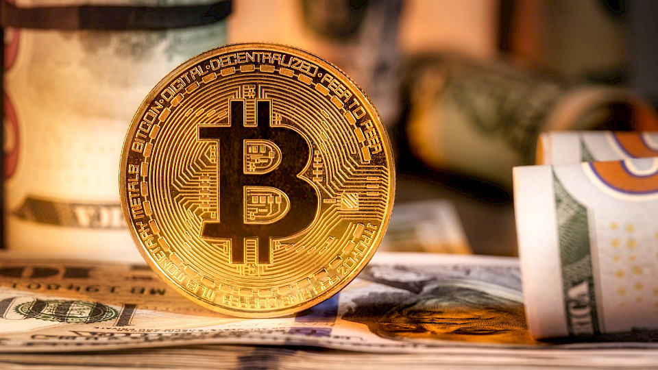 Der Bitcoin glänzt und knackt die nächste Marke. (Bild AlyoshinE/Shutterstock)