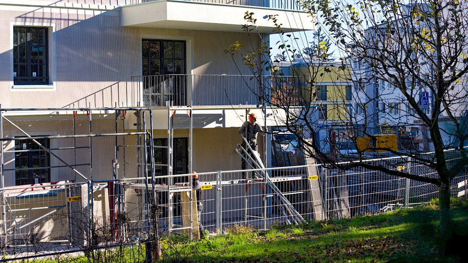 Im Baugewerbe sank die Produktion um 1,8 Prozent, allein beim Hochbau waren es 9,5 Prozent. (Bild Michael Derrer Fuchs/Shutterstock)