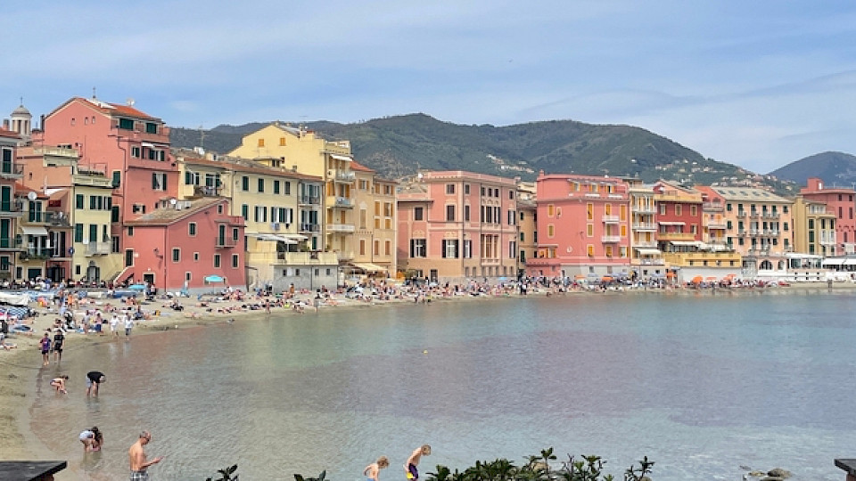 Am beliebten Strand von Sestri Levante dürfte bald eine Gebühr fällig werden. (Bild Domanin/Shutterstock)