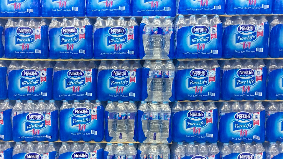 Im Geschäft mit Wasser konnte Nestlé nur dank Preiserhöhungen wachsen. (Bild Karan Bunjean/Shutterstock)
